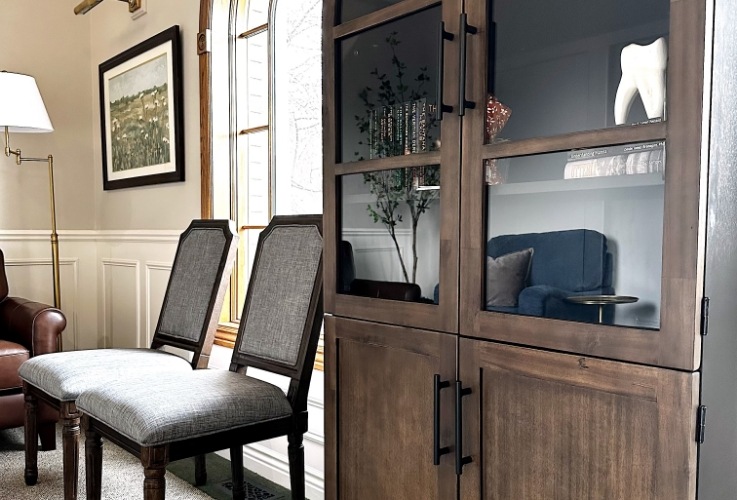 Glass cabinet with a tooth shapes decoration on the inside